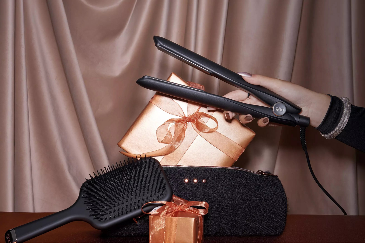 GHD GOLD HAIR STRAIGHTENER FESTIVE GIFT SET IN BLACK