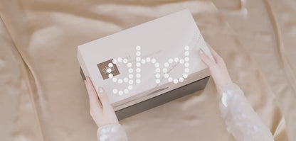 GHD GOLD HAIR STRAIGHTENER FESTIVE GIFT SET IN CASHMERE BEIGE